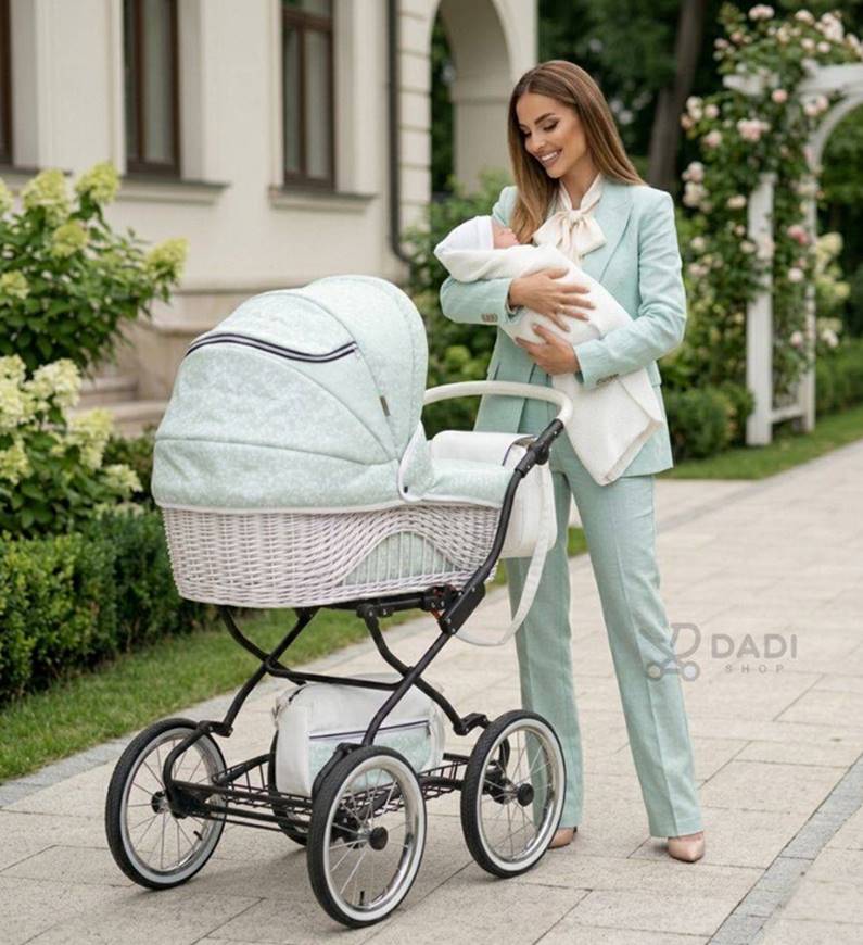 Mama z noworodkiem przy luksusowym wózku dziecięcym Scarlett BW-4 w kolorze pastelowej mięty z delikatnym kwiatowym wzorem i białą wiklinową gondolą