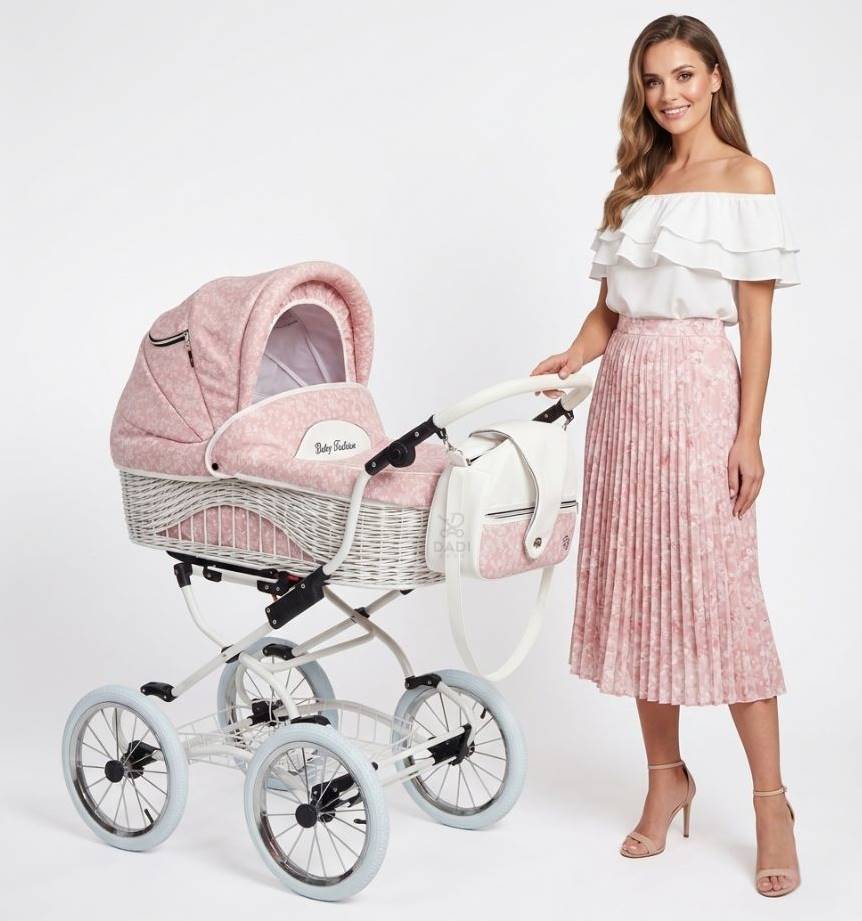 wózek dla niemowlaka Scarlett z wzorzystą tapicerką i klasyczną, ręcznie wyplataną wiklinową gondolą, obok stoi elegancka kobieta w dopasowanej stylizacji.