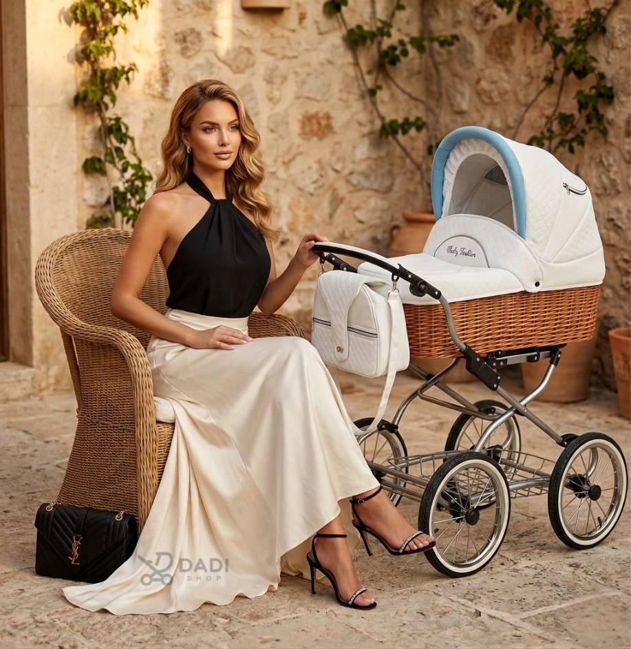 Elegancka mama z wiklinowym wózkiem retro na dużych kołach szprychowych w słonecznym plenerze
