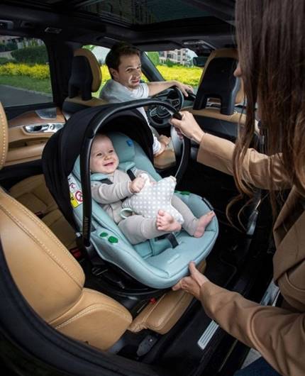 Mocowanie ISOFIX w samochodzie + baza wpięta z niemowlakiem.