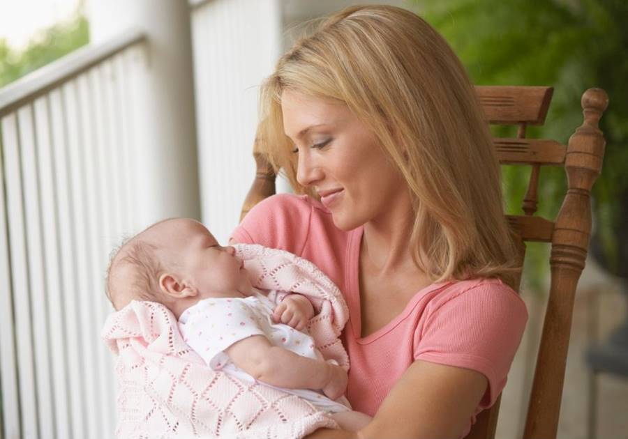 Mama z niemowlakiem podczas letniego werandowania – blog Dadi-Shop