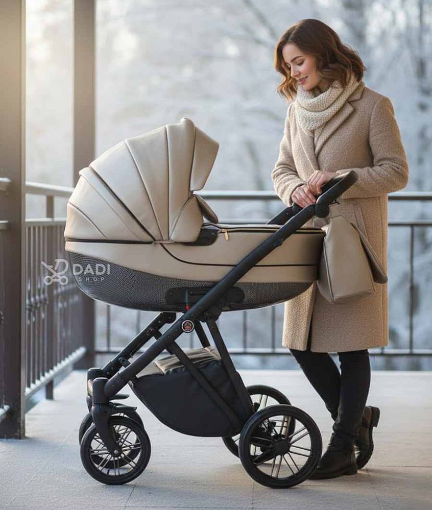 Młoda mama w beżowym płaszczu z wózkiem Camarelo Zeo Eco na zimowym tarasie – ujęcie lifestyle.