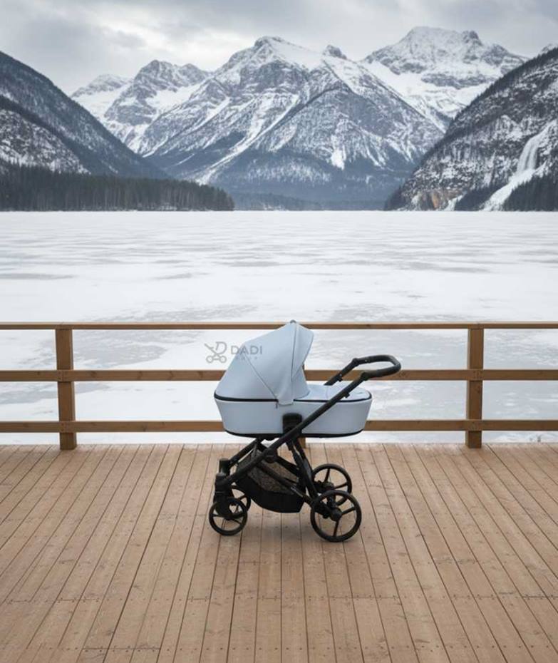 Wózek dziecięcy Kunert Brav na tarasie zimą, spokojne werandowanie niemowlaka w skandynawskim stylu, w tle góry.