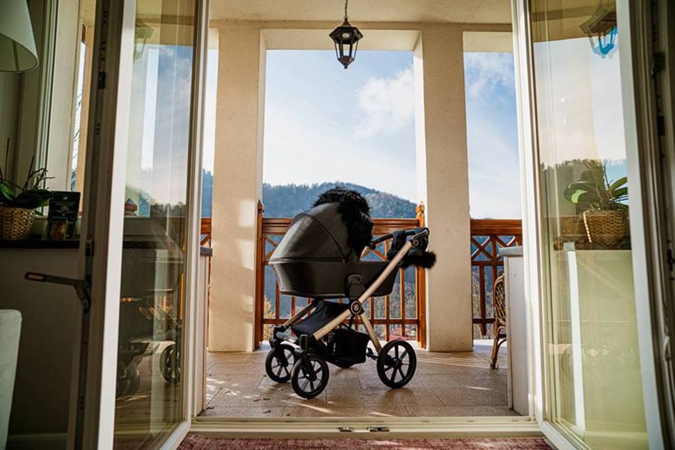 Wózek dziecięcy Kunert wystawiony na balkon – werandowanie niemowlaka, Dadi-Shop