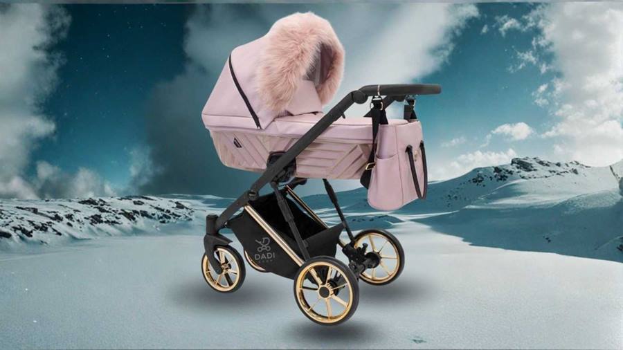 Wózek z dopiętym futerkiem do gondoli marki Kunert.