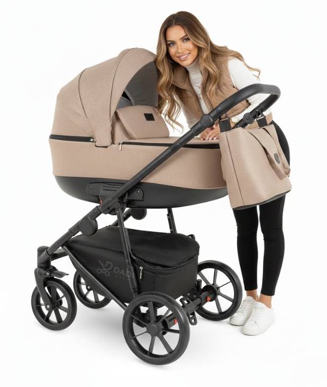 Elegancki beżowy wózek Camarelo Alterro 07 na białym tle – modelka prezentuje stylowy design 3w1 dla noworodka.