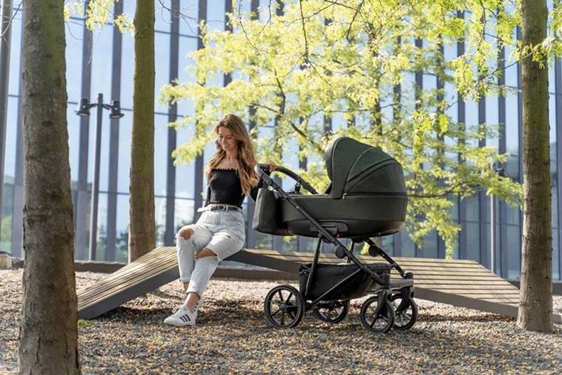 Sesja plenerowa z wózkiem wielofunkcyjnym Camarelo Alterro.
