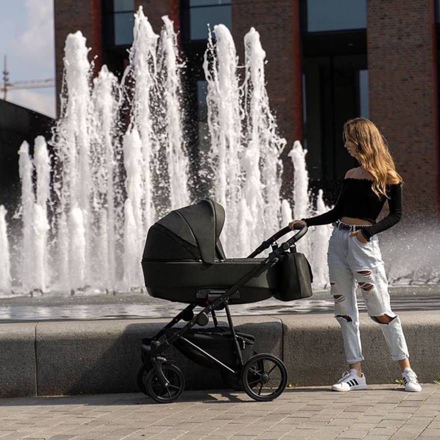 Stylowy czarny wózek dziecięcy Camarelo Alterro 08 3w1 - sesja lifestyle.