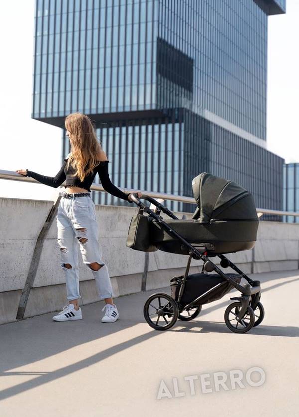 Miesjki pleenr z wózkiem dziecięcym Alterro Camarelo.