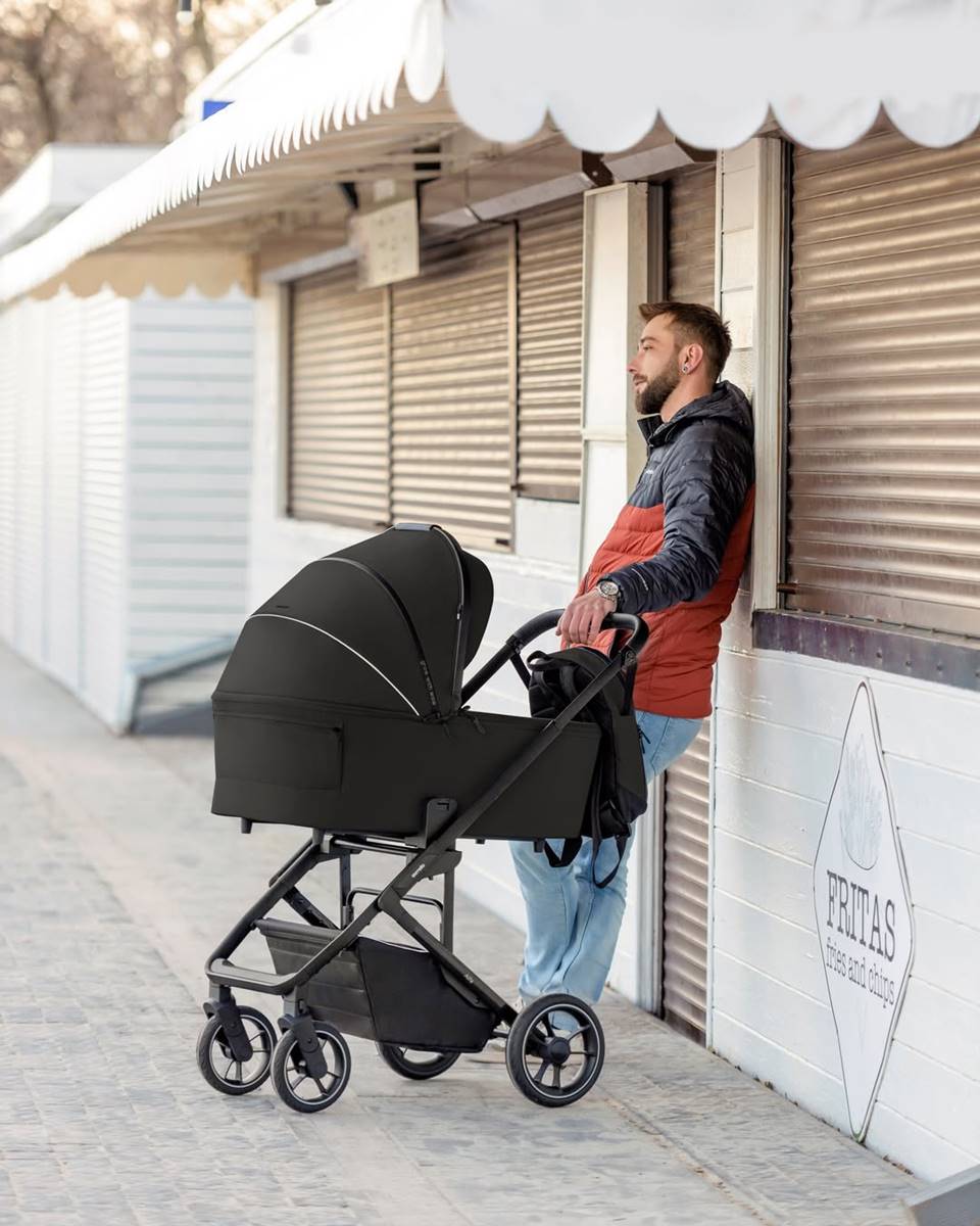 wózek 2w1 wielofunkcyjny Carrello Alfa 2025 – kolor czarny Black Rock, tata na spacerze w plenerze