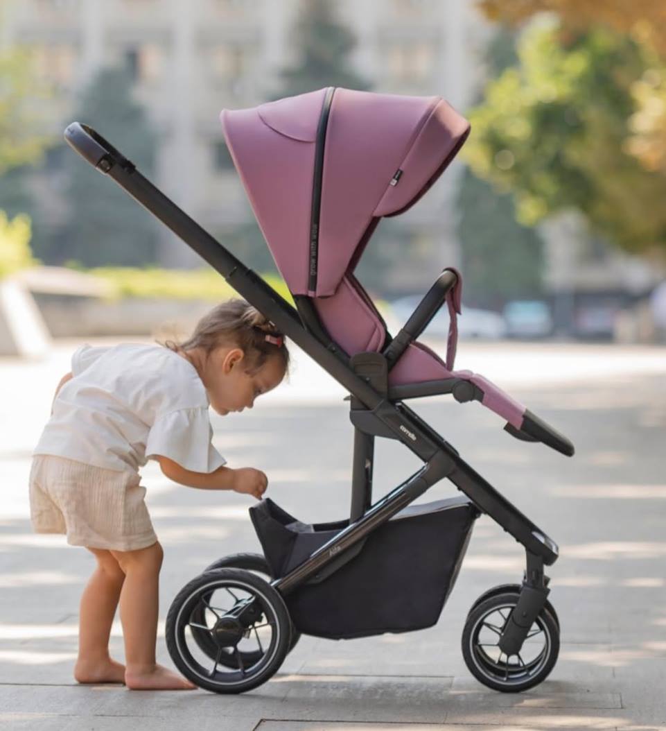 Wózek spacerowy dla dziewczynki Carrello Alfa Rouge Pink 2024 – różowa spacerówka z regulacją i amortyzacją, dostępna w Dadi-shop.pl.