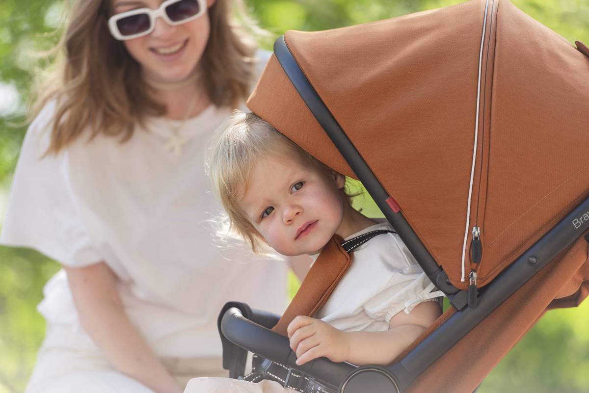 Carrello Bravo 2024 5515 -dziecko siedzi w spacerówce, sklep dadi-shop