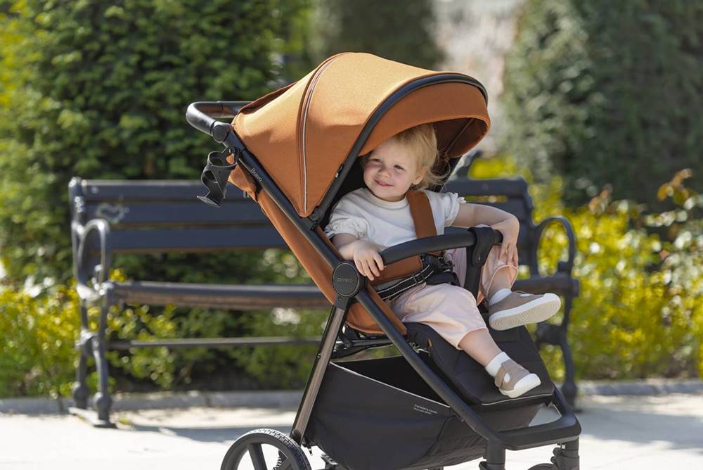 Wózek spacerowy Carrello Bravo Plus dla dzieci od 6. miesiąca do 22 kg – szerokie siedzisko, wysokie oparcie i regulowany podnóżek dla maksymalnego komfortu.