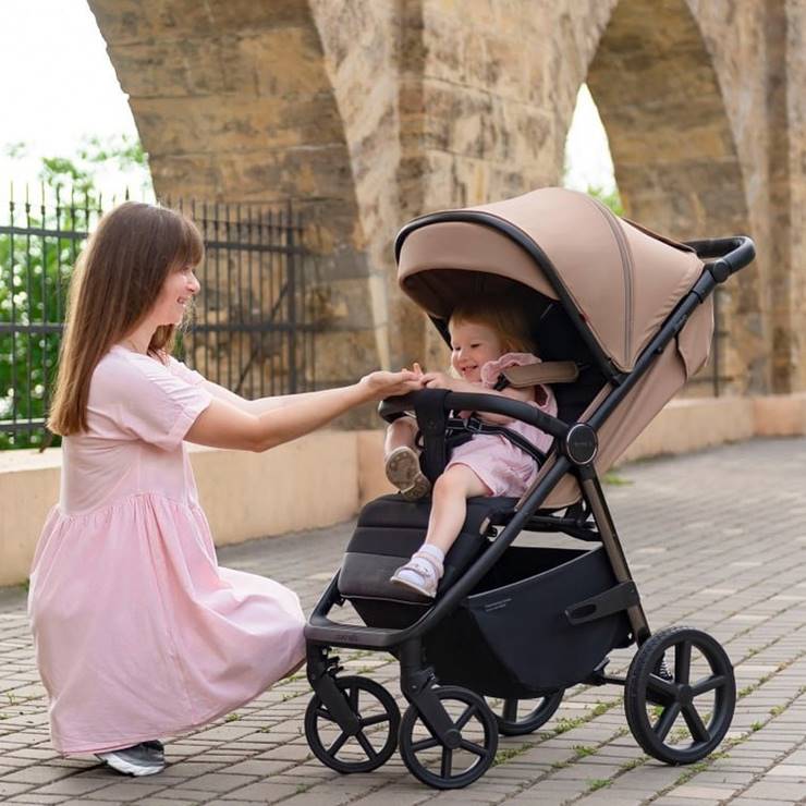 Carrello Bravo Plus Ivory Beige 2024 – wózek spacerowy w kolorze beżowym, mama z dzieckiem podczas spaceru, dostępny w sklepie Dadi Shop.