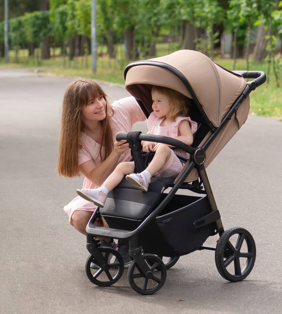 Wózek spacerowy Carrello Bravo Plus w kolorze beżowym – idealny dla dziewczynki, dostępny w sklepie Dadi Shop.