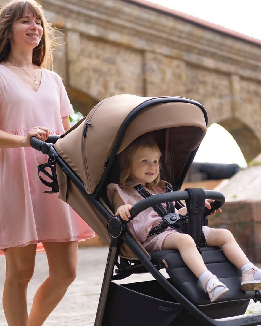 Wózek spacerowy Carrello Bravo Plus Ivory Beige – prezentacja modelu podczas spaceru, dostępny w sklepie Dadi Shop.