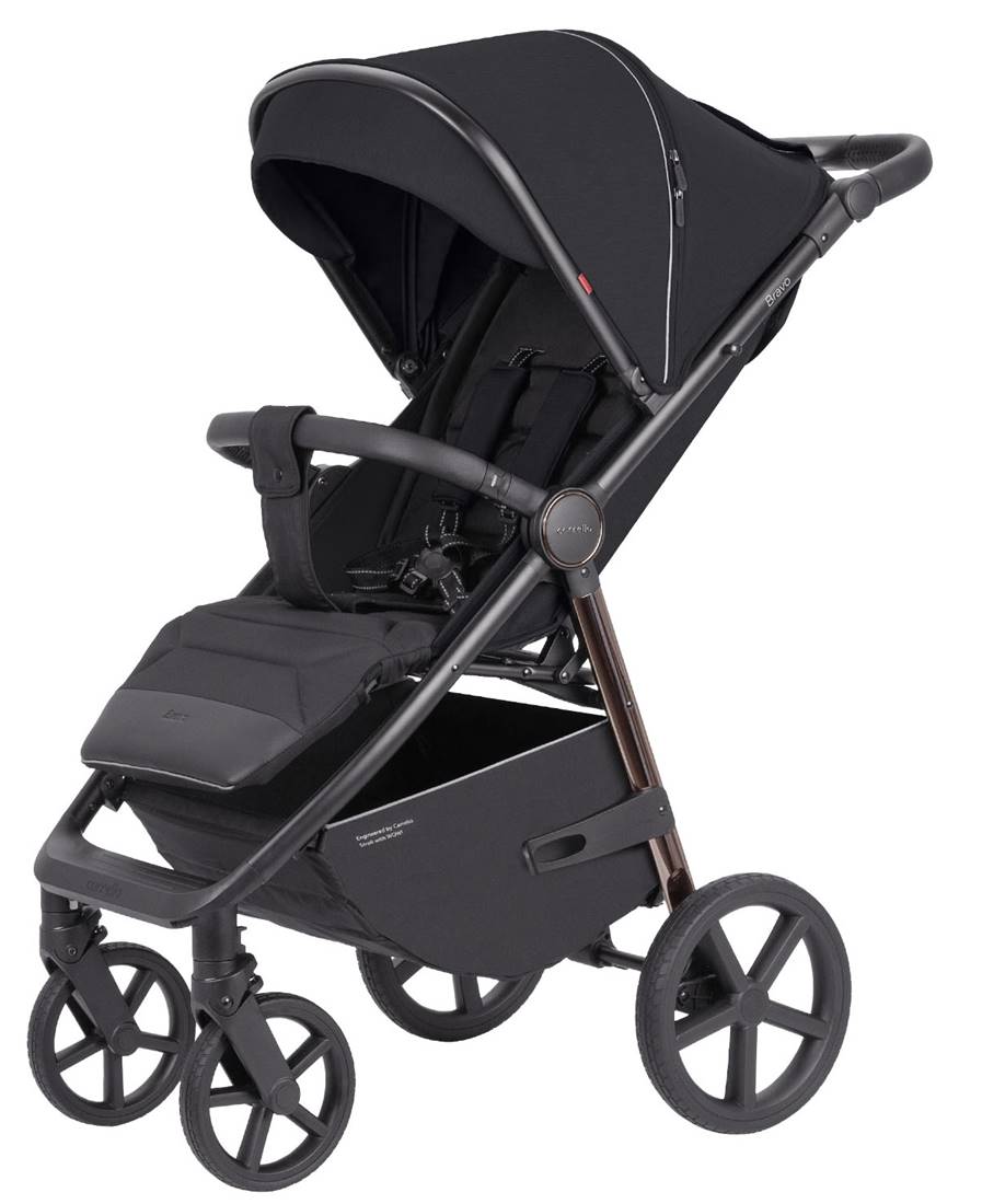 Wózek spacerowy Carrello Bravo Plus black jet  – przedłużana budka chroni przed zimnem, pokrowiec na nóżki, dostępny w sklepie Dadi Shop.