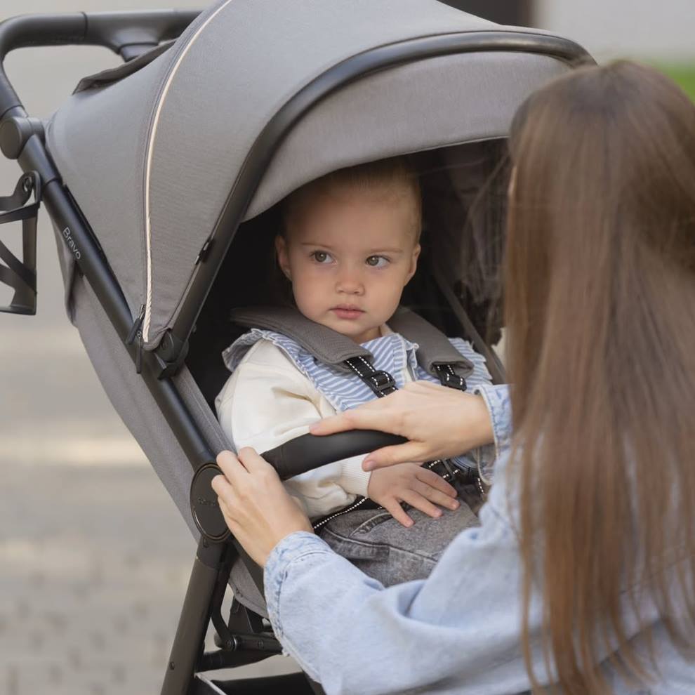 Barierka zabezpieczająca w spacerówce Carrello Bravo Plus 2024 – zapewnia bezpieczeństwo dziecka podczas spacerów – sklep Dadi-Shop