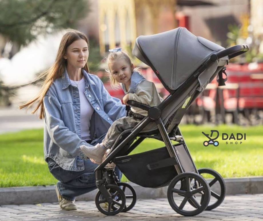 Spacer po parku z wózkiem Carrello Bravo Plus 2024 – wygodna spacerówka w naturalnym otoczeniu – sklep Dadi-Shop