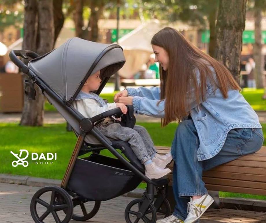 Szczęśliwe chwile na spacerze z wózkiem spacerowym Carrello Bravo Plus – lekka i wygodna spacerówka dostępna w Dadi-Shop