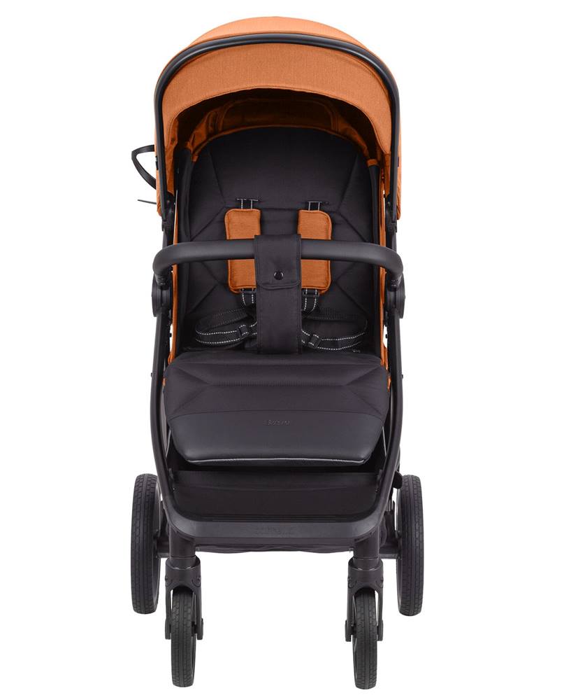 Wózek spacerowy Carrello Bravo Plus 2024 Tango Orange – widok z przodu, nowoczesny design i intensywny pomarańczowy kolor.