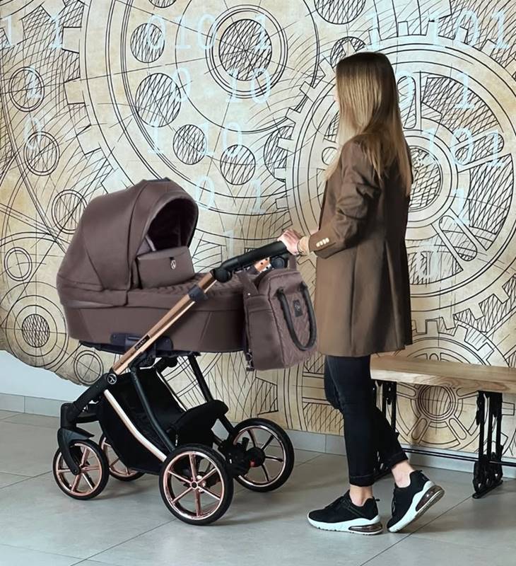 Mama z dzieckiem na spacerze – brązowy wózek 3w1 Coletto Dante, wielofunkcyjny model dostępny w sklepie Dadi-Shop