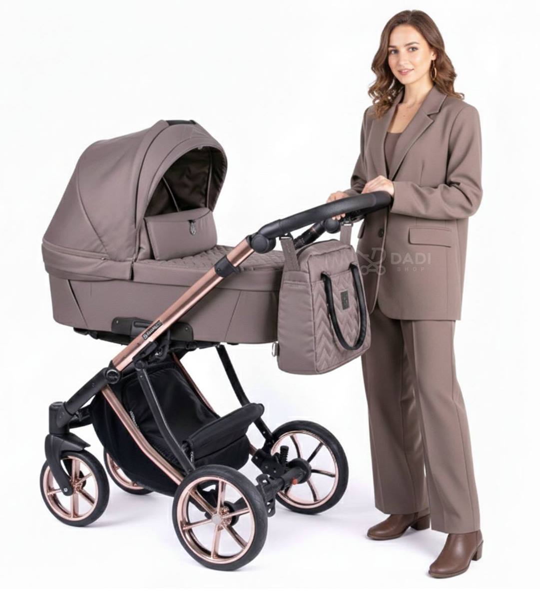 Wózek dziecięcy Coletto Dante 3w1 taupe z ramą rose gold – prezentacja w studiu na białym tle, elegancki