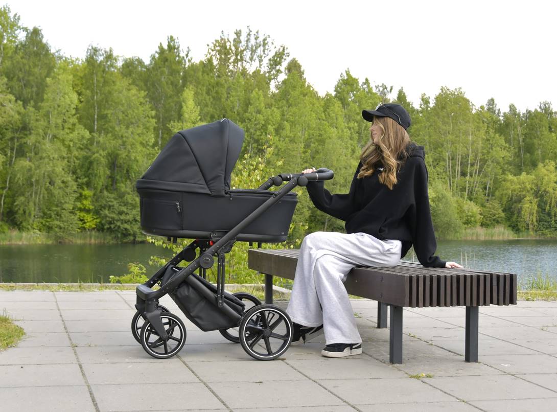 coletto flow -  nowoczesny wózek wielofunkcyjny z bazą ISOFIX w eleganckim czarnym kolorze.
