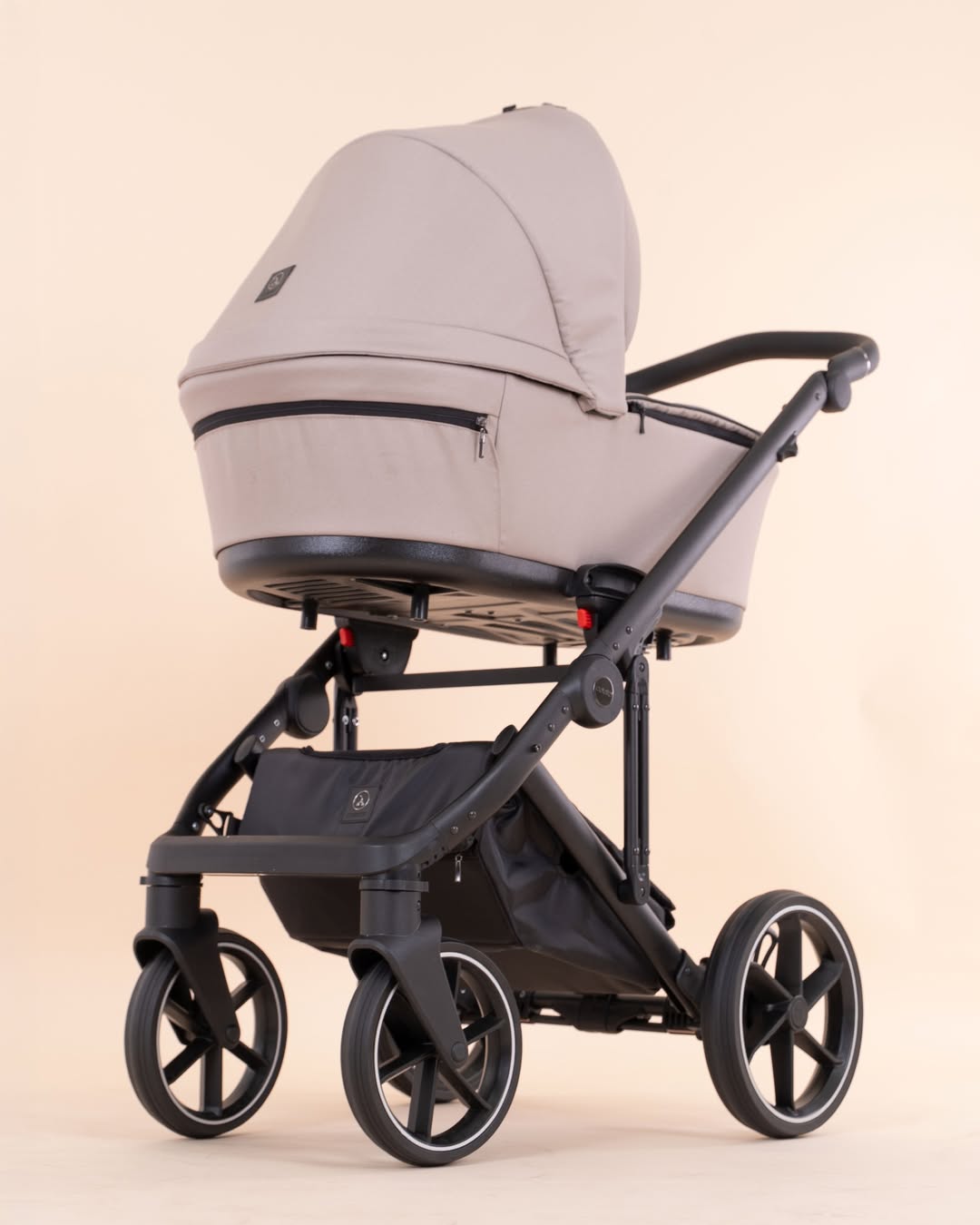 Wózek dziecięcy Coletto Flow 2w1 FL-04 w kolorze beżowym – widok od tyłu, nowoczesna gondola – Dadi-Shop