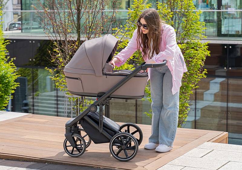 Nowość Coletto – wózek dziecięcy 3w1 Flow podczas spaceru po mieście – sklep Dadi-Shop