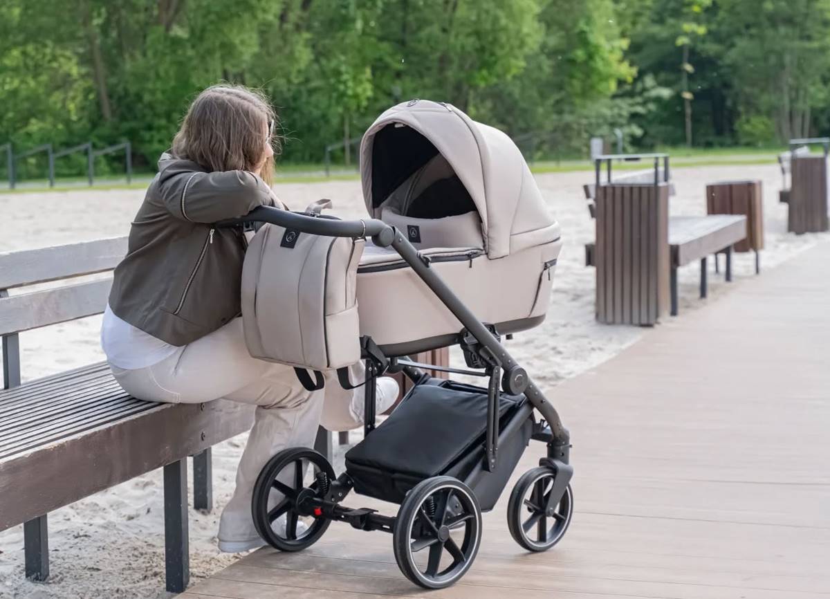 Beżowy wózek wielofunkcyjny 4w1 Coletto Flow FL-04 – stylowa prezentacja w plenerze, idealny wybór na spacery z maluszkiem, dostępny w Dadi Shop.