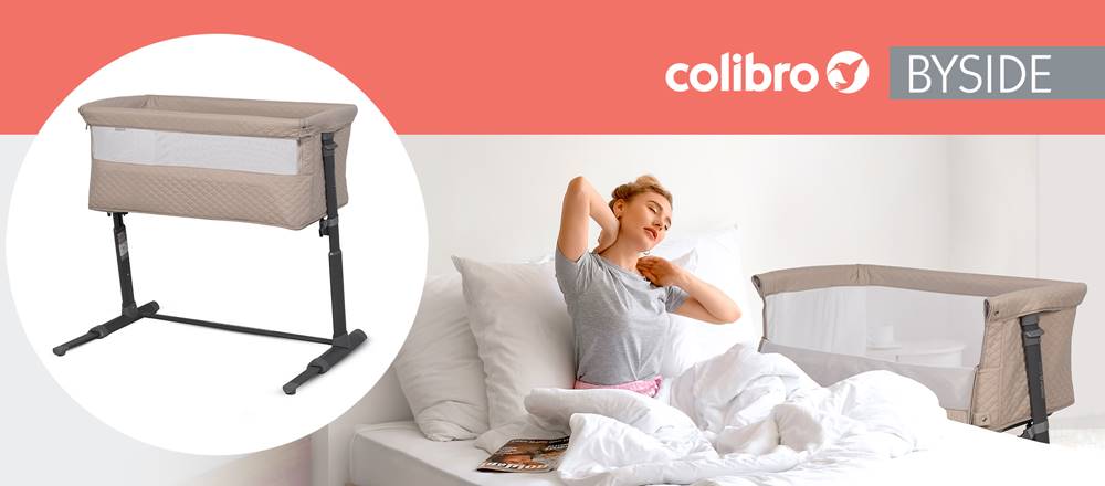 Baner reklamowy łóżeczka dostawnego Colibro Byside w kolorze taupe. Kobieta wypoczywa w łóżku obok dostawki dla niemowlaka.