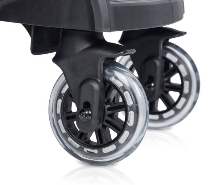 Dostawka do wózka Colibro Board z amortyzowanymi, obrotowymi kołami.