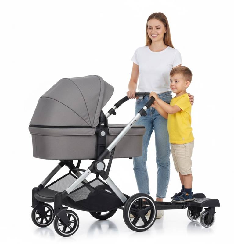 Colibro Board – stojące dziecko na dostawce do wózka 2w1, mama prowadzi wózek z gondolą.