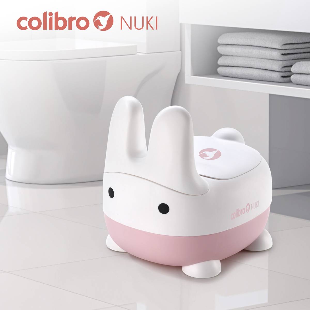 NUKI Rose – nocnik dla dziewczynki marki Colibro z szerokimi stabilnymi nóżkami, ustawiony w łazience obok ubikacji, wspierający odpieluchowanie.