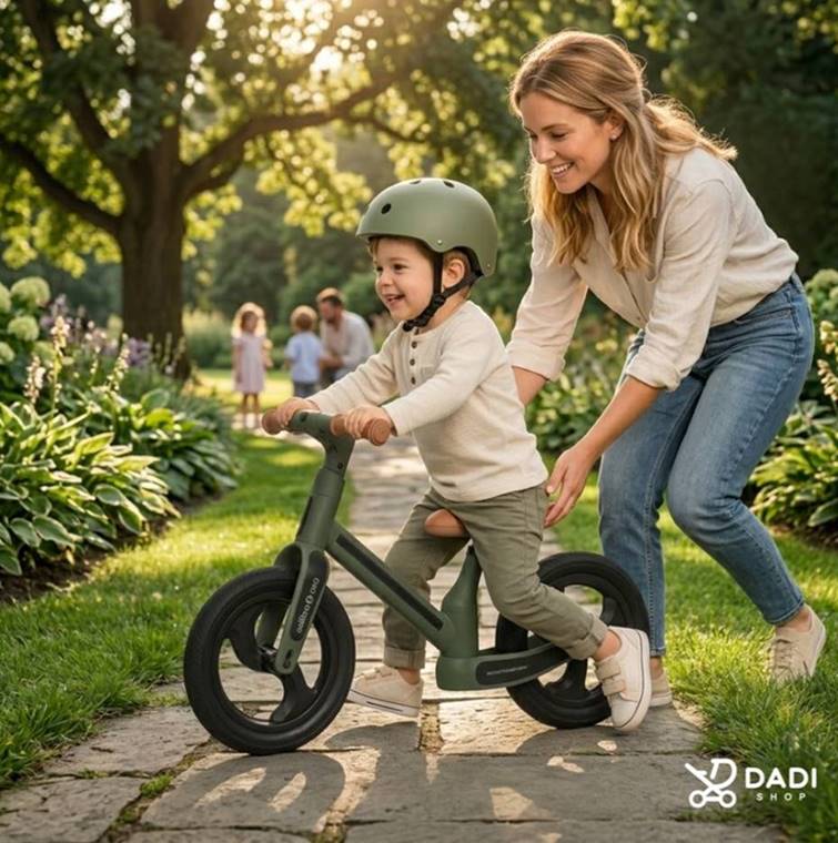 Dziecko uczące się równowagi na rowerku biegowym Colibro CIAO