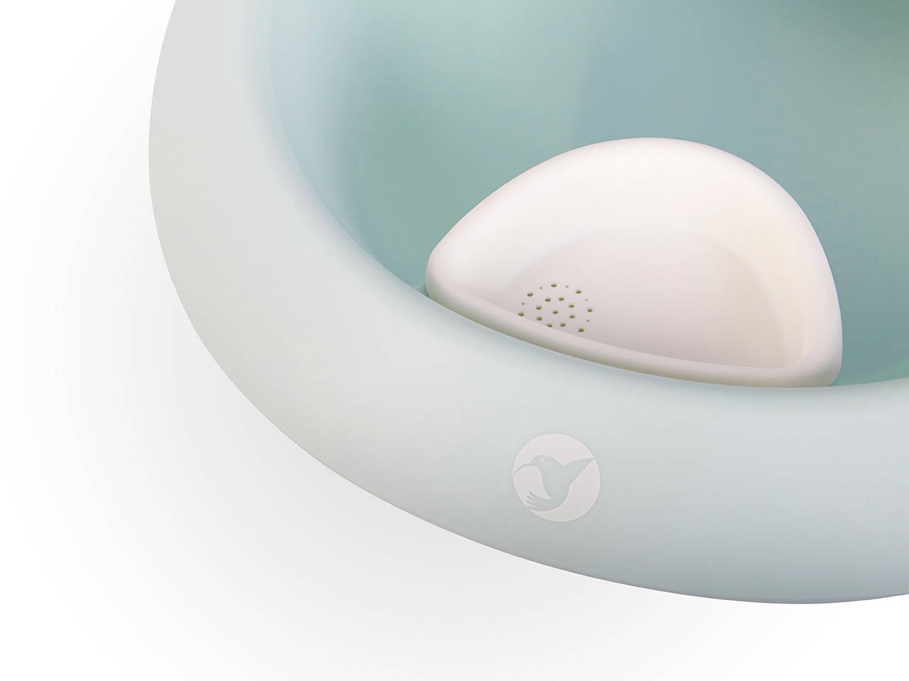 Praktyczny biały uchwyt na mydło z odpływem, zamontowany wewnątrz miętowej wanienki Colibro Spa 2w1.