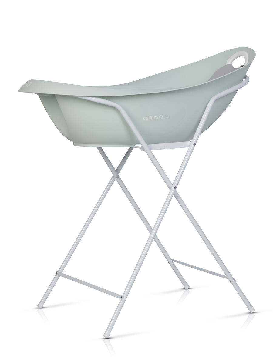 Miętowa wanienka dziecięca Colibro Spa na białym, składanym stojaku. Nowoczesny design i ergonomiczny kształt.