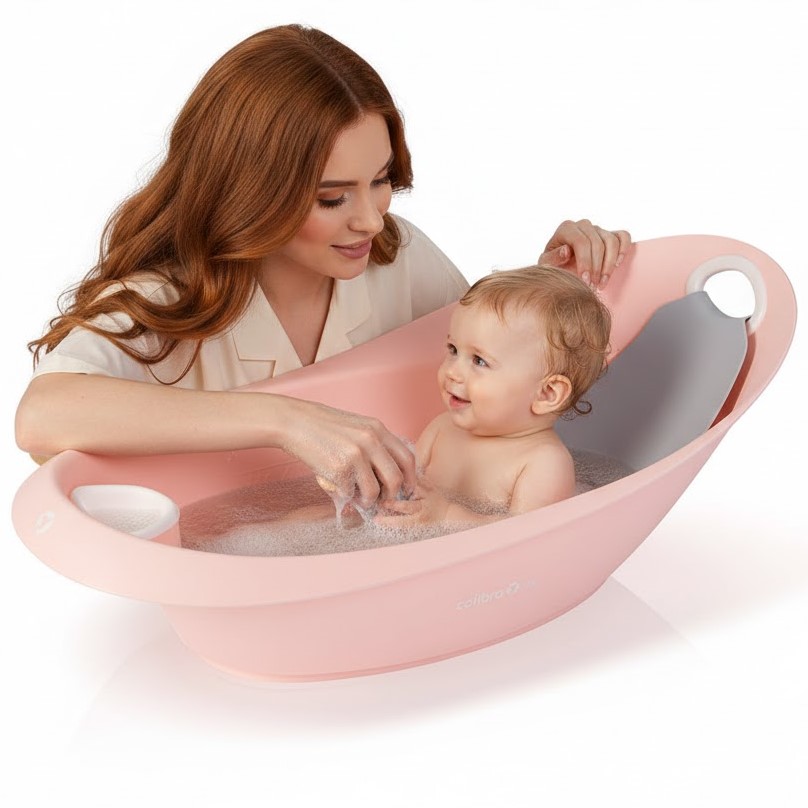 Kobieta kąpie niemowlę w różowej wanience Colibro Spa 2w1 z wygodną szarą wkładką dla dziecka.