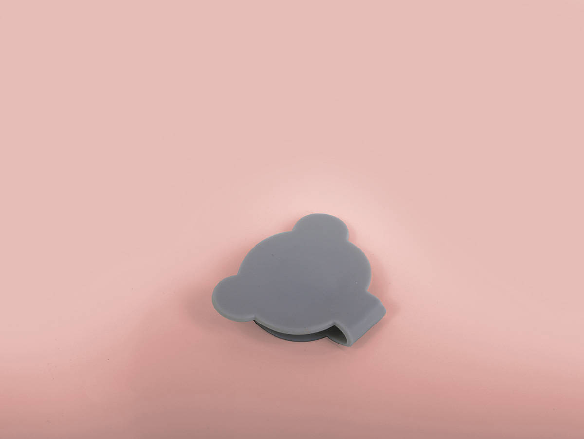 Szary, gumowy zawór odpływowy w kształcie głowy misia do wanienki Colibro Spa.