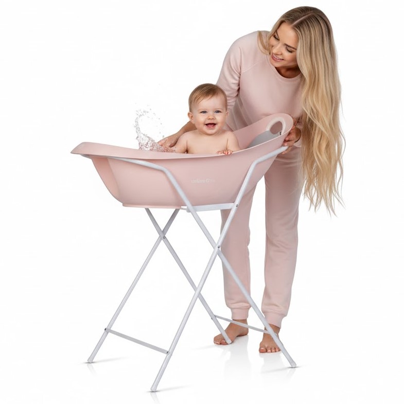 Różowa wanienka Colibro Spa na stelażu z uśmiechniętym niemowlakiem i mamą. W zestawie ergonomiczny leżaczek.