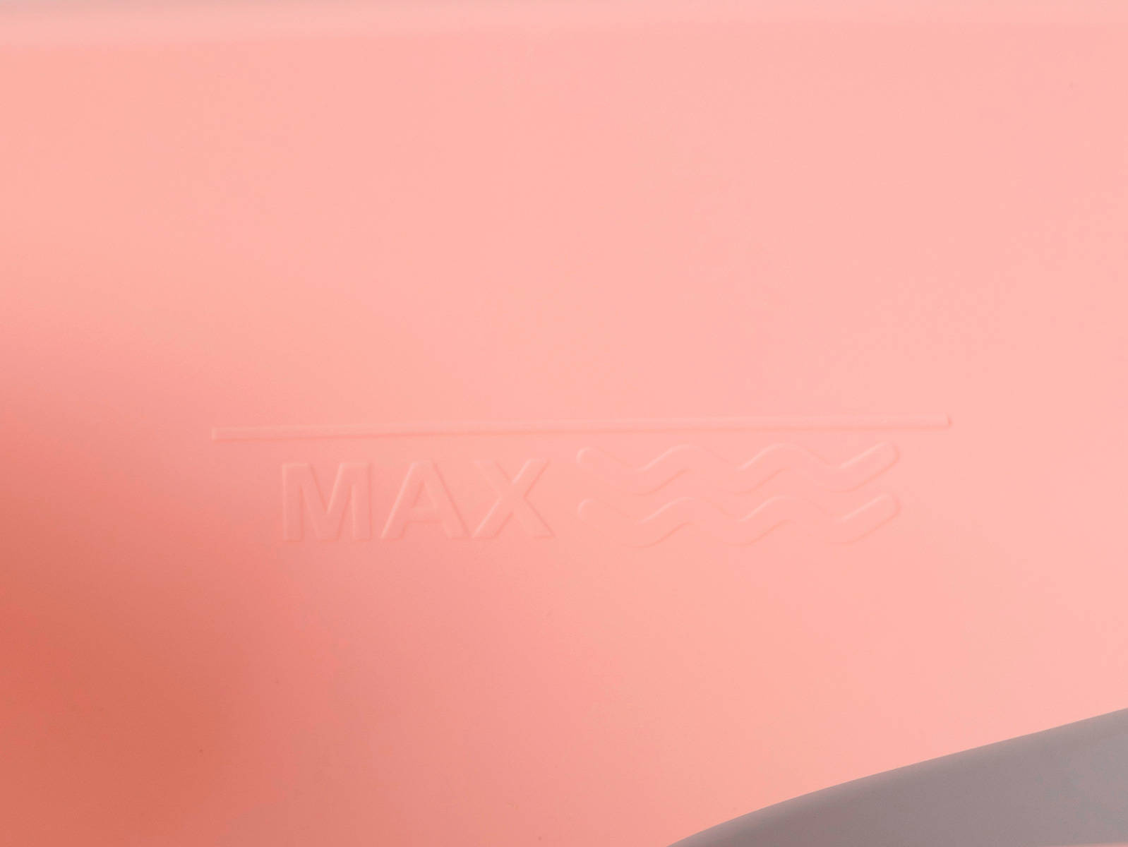 Wytłoczony w tworzywie wskaźnik maksymalnego poziomu wody (MAX) wewnątrz różowej wanienki Colibro Spa.