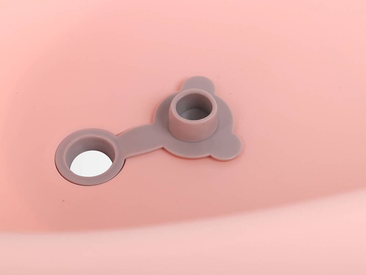 Szary, gumowy zawór odpływowy w kształcie głowy misia do wanienki Colibro Spa.