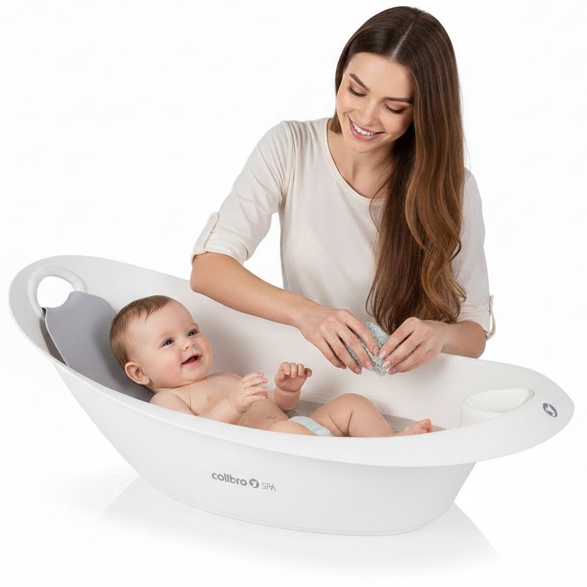 Mama kąpie niemowlę w białej wanience Colibro Spa 2w1 z wygodnym szarym leżaczkiem.