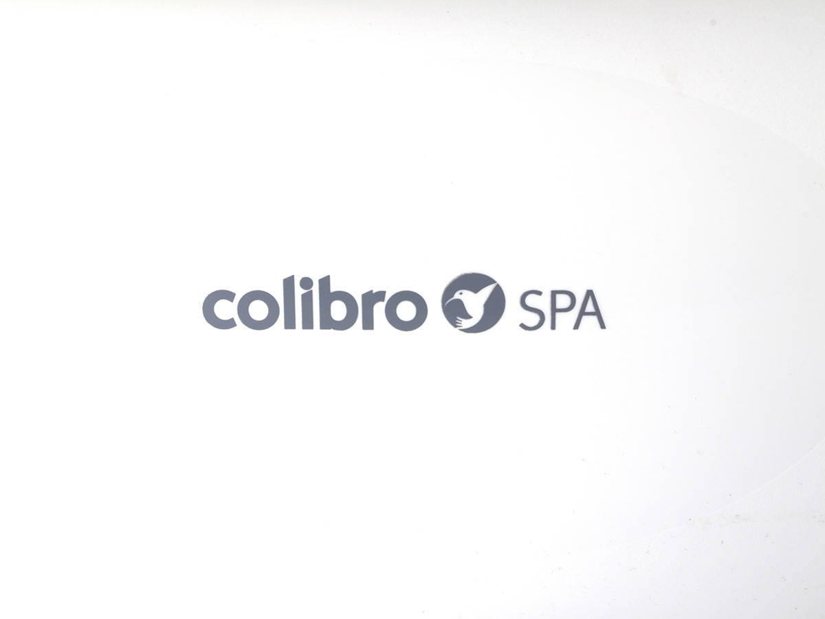 Logo marki Colibro Spa widoczne na obudowie białej wanienki w kolorze Dove.