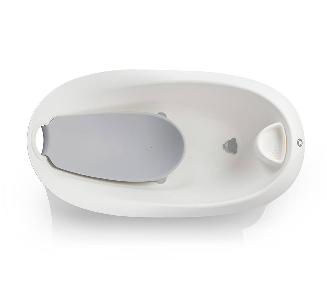 Widok z góry na białą wanienkę Colibro Spa 2w1 z zamontowanym szarym leżaczkiem.