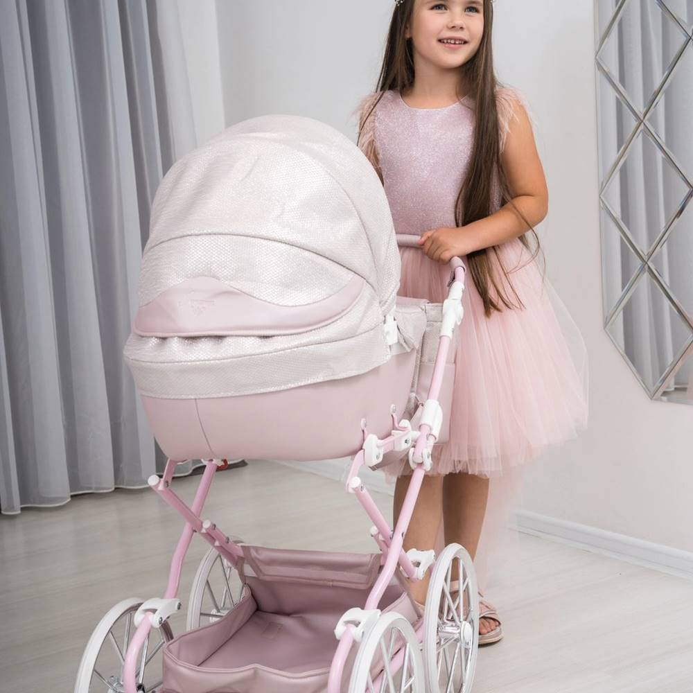 Wózek dla lalek Junama Dolce Mini w kolorze pudrowy róż, styl retro, duże koła – widok od tyłu, dadi-shop.