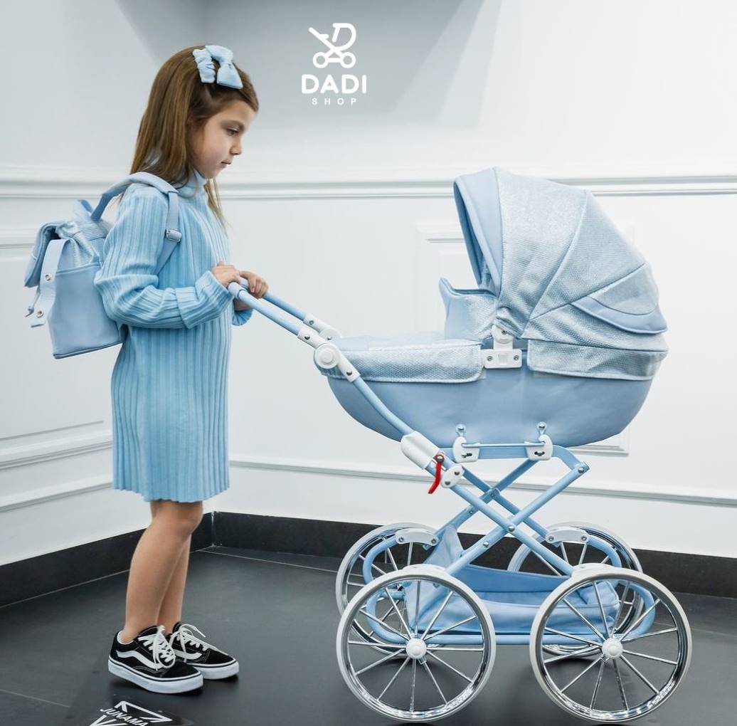 Wózek dla lalek Dolce Mini Blue wygląda jak prawdziwy – elegancki, lekki i idealny do codziennej zabawy. daid-shop
