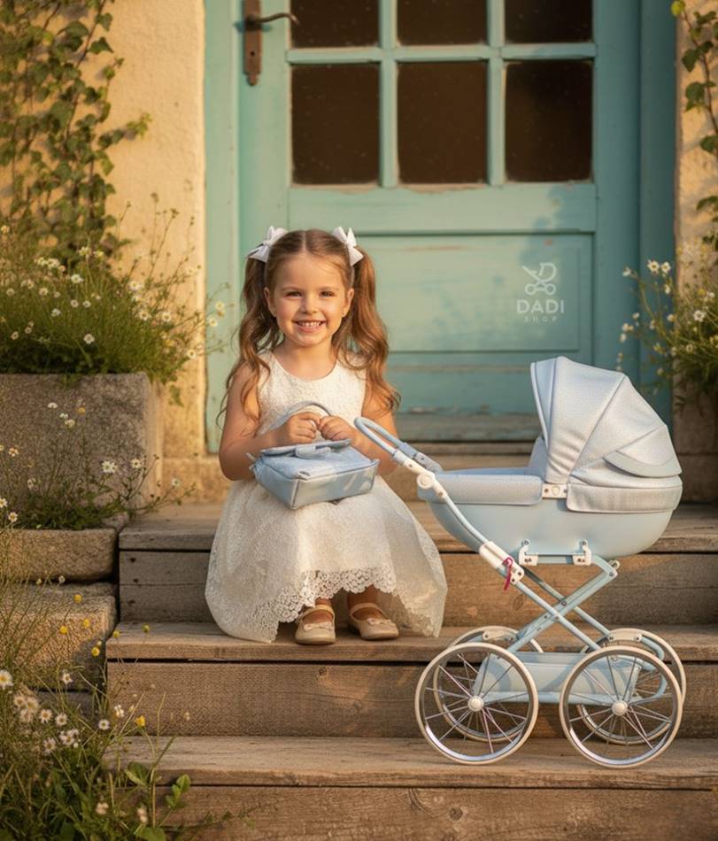 Dziewczynka bawiąca się wózkiem dla lalek w stylu retro - Junama Dolce Mini w kolorze niebieskim 02 podczas zabawy na świeżym powietrzu Dadi-shop