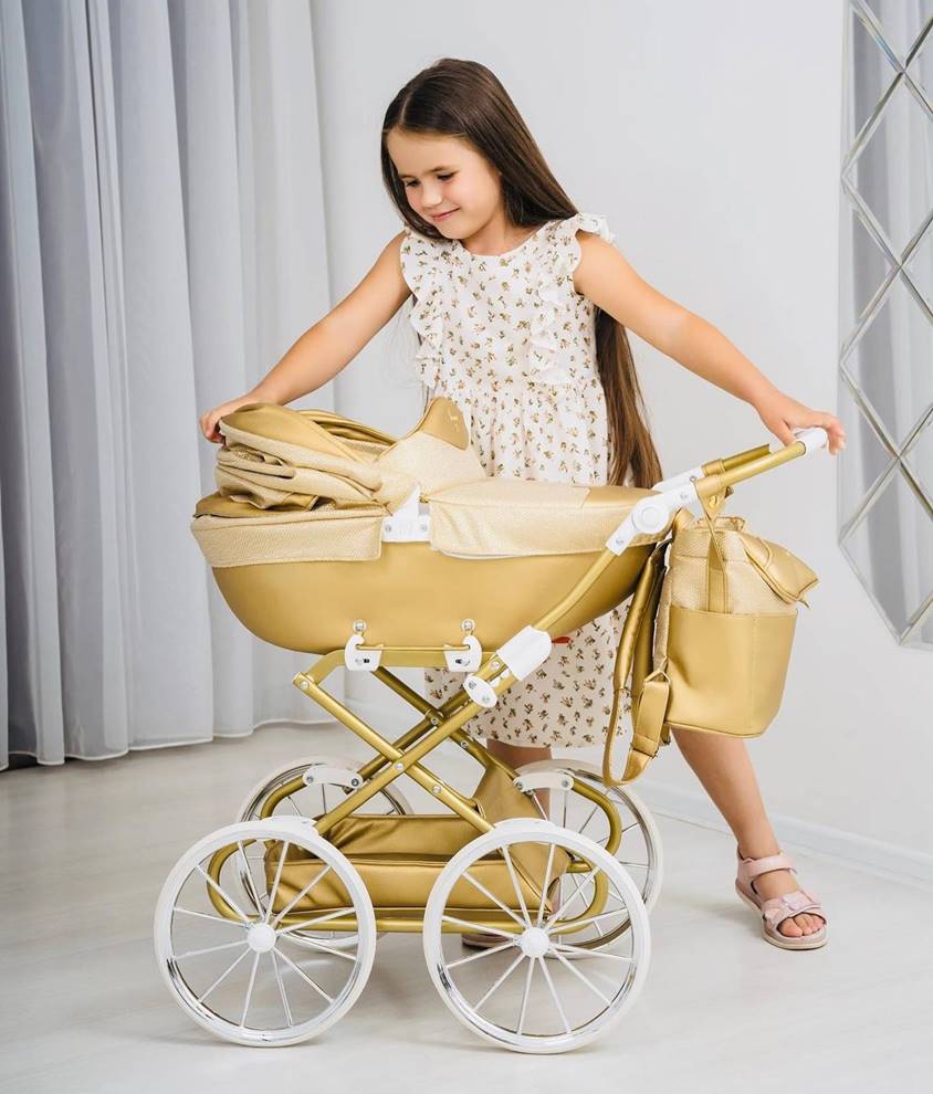 Wózek dla lalek Junama Dolce Mini z dużą, głęboką gondolą i piankowymi, cichymi kołami – wygodny i stylowy model dla małej opiekunki. dadi-shop